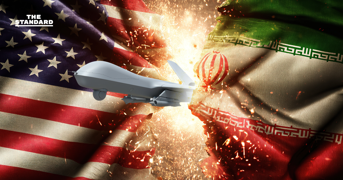 ภาพเปรียบเทียบแผนสันติภาพ 15 ข้อของสหรัฐฯ และ 5 ข้อของอิหร่าน พร้อมธงชาติในพื้นหลังแนวสงคราม