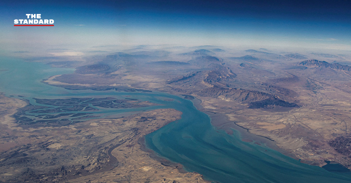 เรือรบของ กองทัพเรือ สหรัฐฯ แล่นผ่าน ช่องแคบฮอร์มุซ ในภารกิจคุ้มกันเรือสินค้า