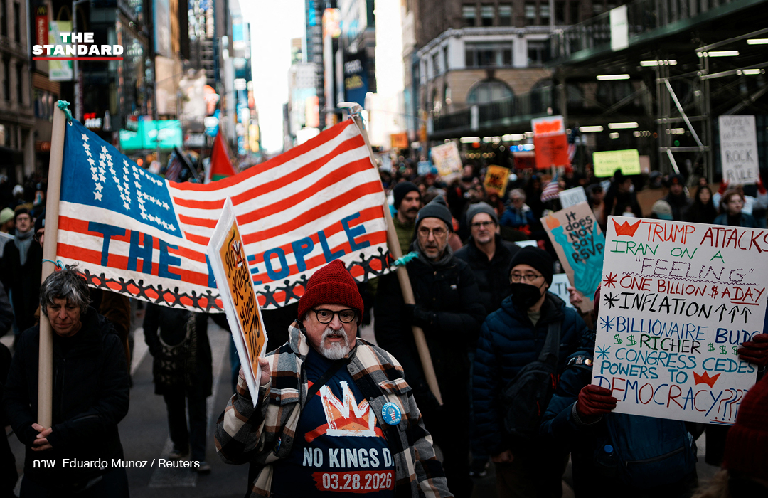 ภาพกลุ่มผู้ชุมนุม No Kings ใน สหรัฐฯ ประท้วงต้าน โดนัลด์ ทรัมป์ โดยมีป้ายข้อความวิจารณ์สงคราม อิหร่าน และค่าครองชีพ 2