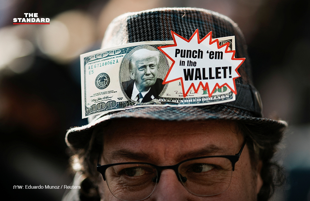 ภาพกลุ่มผู้ชุมนุม No Kings ใน สหรัฐฯ ประท้วงต้าน โดนัลด์ ทรัมป์ โดยมีป้ายข้อความวิจารณ์สงคราม อิหร่าน และค่าครองชีพ 3