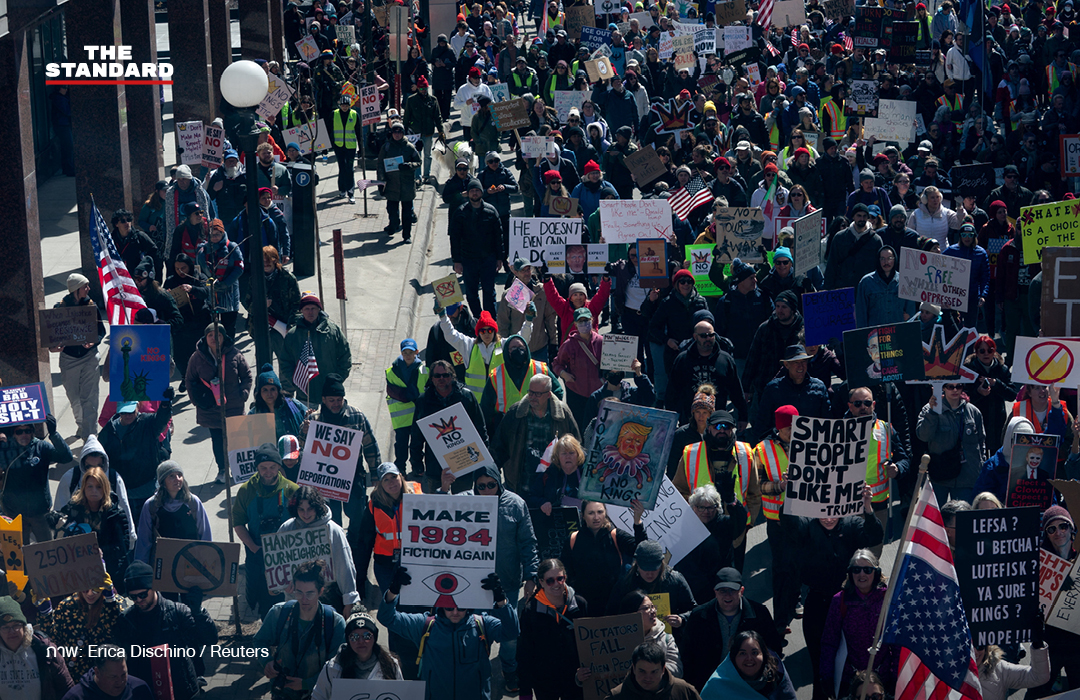 ภาพกลุ่มผู้ชุมนุม No Kings ใน สหรัฐฯ ประท้วงต้าน โดนัลด์ ทรัมป์ โดยมีป้ายข้อความวิจารณ์สงคราม อิหร่าน และค่าครองชีพ 4