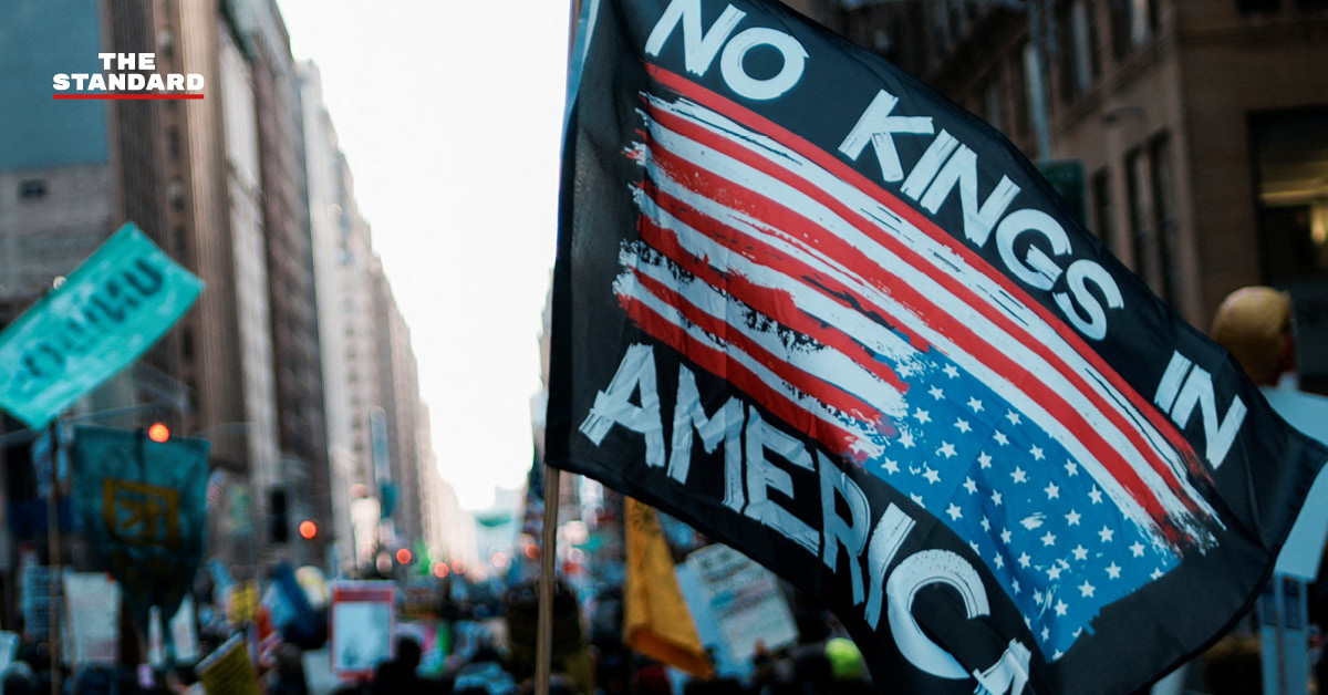 ภาพกลุ่มผู้ชุมนุม No Kings ใน สหรัฐฯ ประท้วงต้าน โดนัลด์ ทรัมป์ โดยมีป้ายข้อความวิจารณ์สงคราม อิหร่าน และค่าครองชีพ