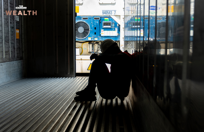 ภาพคอลลาจแนวศิลปะดิจิทัลโทนสีฟ้า แสดงภาพคนทำงานและองค์ประกอบธุรกิจ พร้อมข้อความ 'บทเรียนรสขมของคนหางานมนุษย์ออฟฟิศสหรัฐฯ จำใจหั่นเงินเดือน แลกตำแหน่งใหม่' 1