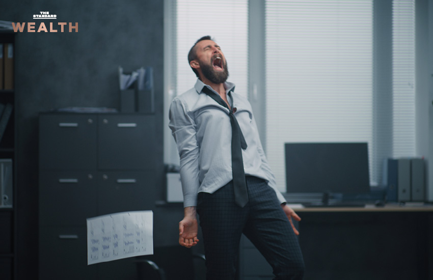 ภาพคอลลาจแนวศิลปะดิจิทัลโทนสีฟ้า แสดงภาพคนทำงานและองค์ประกอบธุรกิจ พร้อมข้อความ 'บทเรียนรสขมของคนหางานมนุษย์ออฟฟิศสหรัฐฯ จำใจหั่นเงินเดือน แลกตำแหน่งใหม่' 2