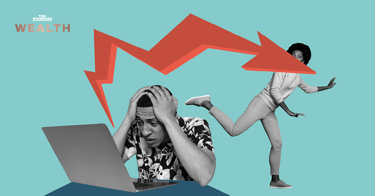 ภาพคอลลาจแนวศิลปะดิจิทัลโทนสีฟ้า แสดงภาพคนทำงานและองค์ประกอบธุรกิจ พร้อมข้อความ 'บทเรียนรสขมของคนหางานมนุษย์ออฟฟิศสหรัฐฯ จำใจหั่นเงินเดือน แลกตำแหน่งใหม่'