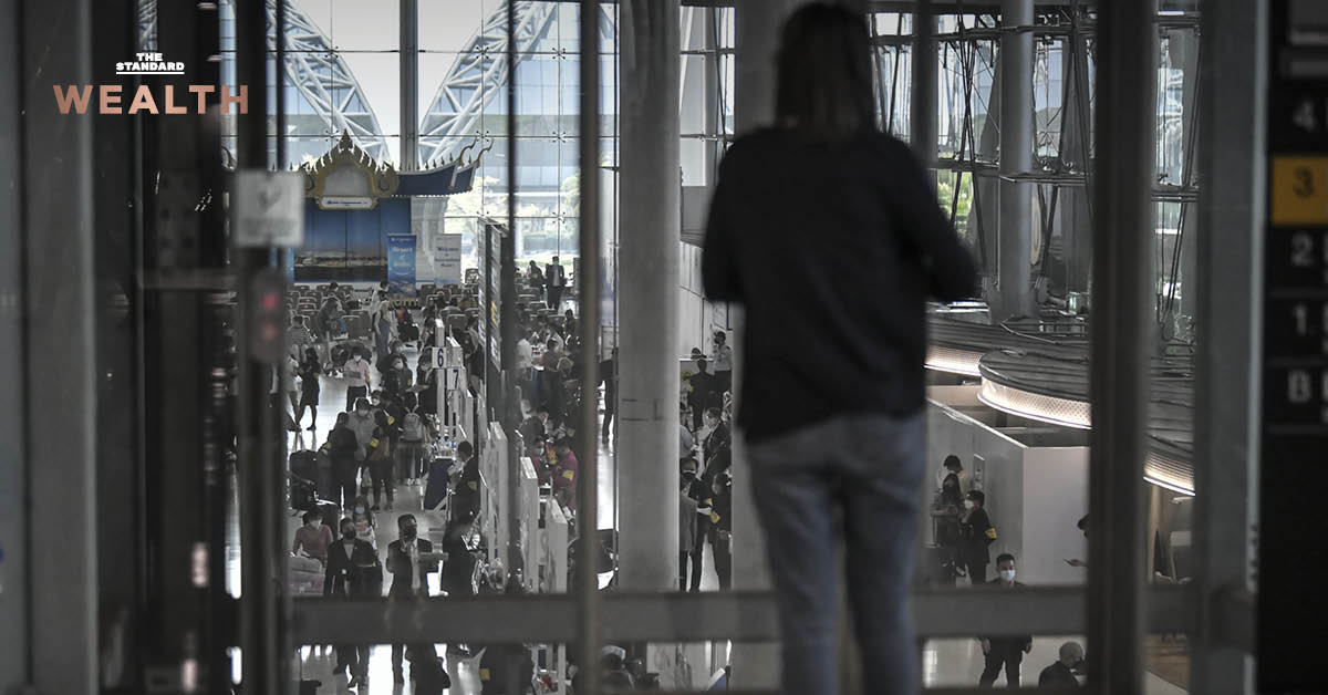 ผู้โดยสารรอรับการแจ้งข่าวสารที่สนามบิน หลังเที่ยวบินยกเลิกจากเหตุการณ์ สหรัฐฯ โจมตี อิหร่าน