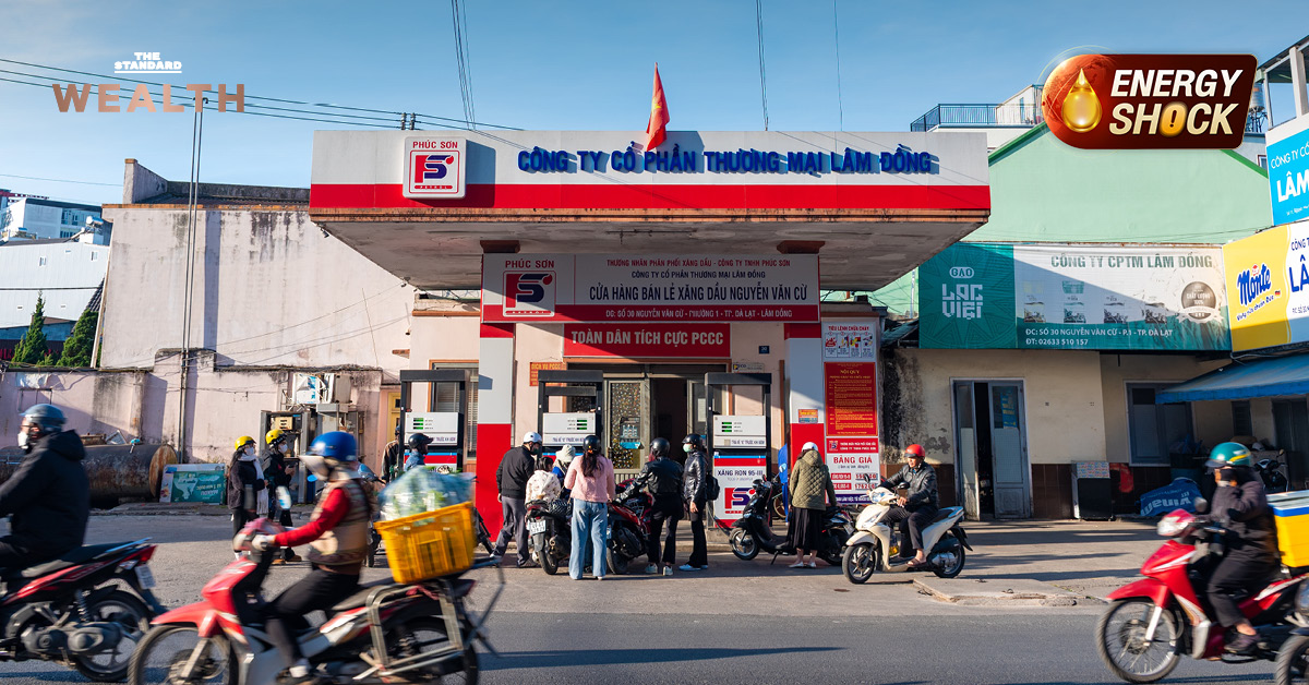 ภาพกราฟิกแสดงราคาน้ำมันเบนซินในเวียดนามลดลง 19% หลังยกเลิกภาษี 3 ชนิด พร้อมพื้นหลังเป็นเมืองดาลัด