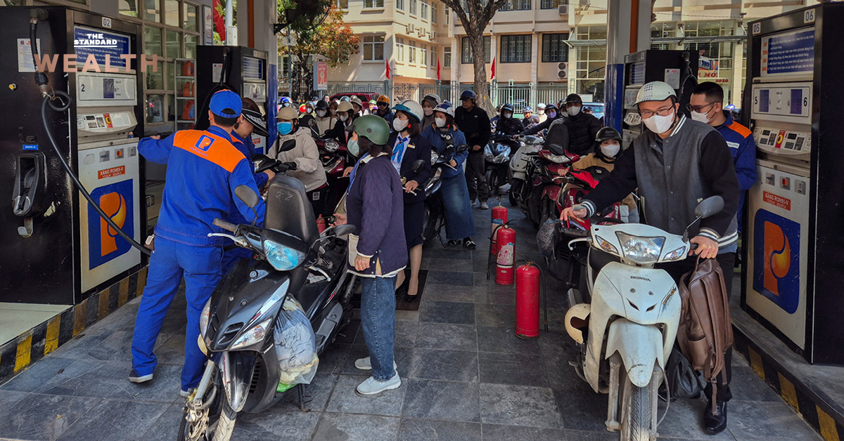 ประชาชนเวียดนามต่อคิวเติมน้ำมันที่สถานีบริการ หลังราคาน้ำมันพุ่งสูงจากวิกฤตพลังงาน
