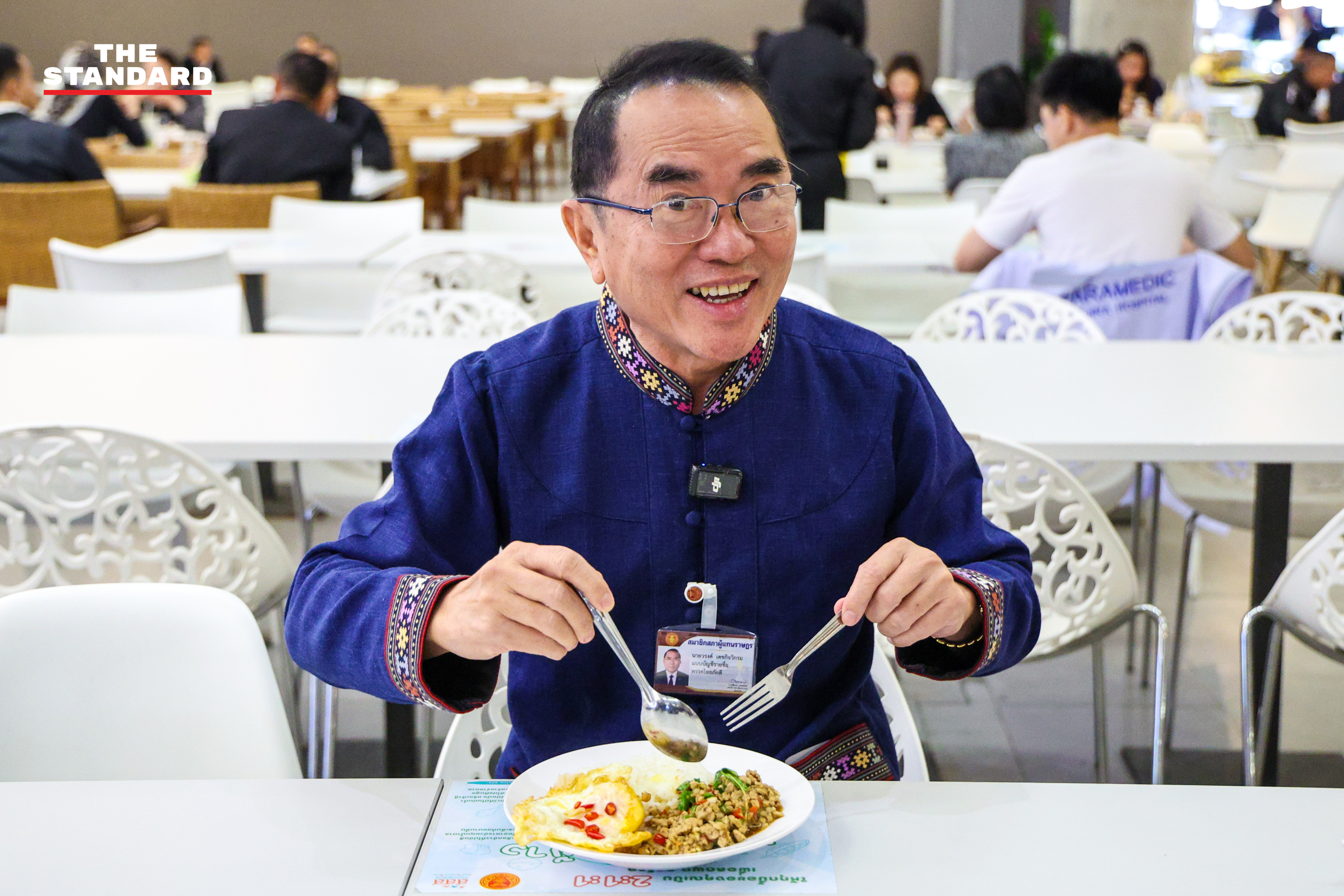 นพ. วรงค์ เดชกิจวิกรม หัวหน้าพรรคไทยภักดี ซื้อข้าวกะเพราหมูสับไข่ดาวที่โรงอาหารรัฐสภา 1