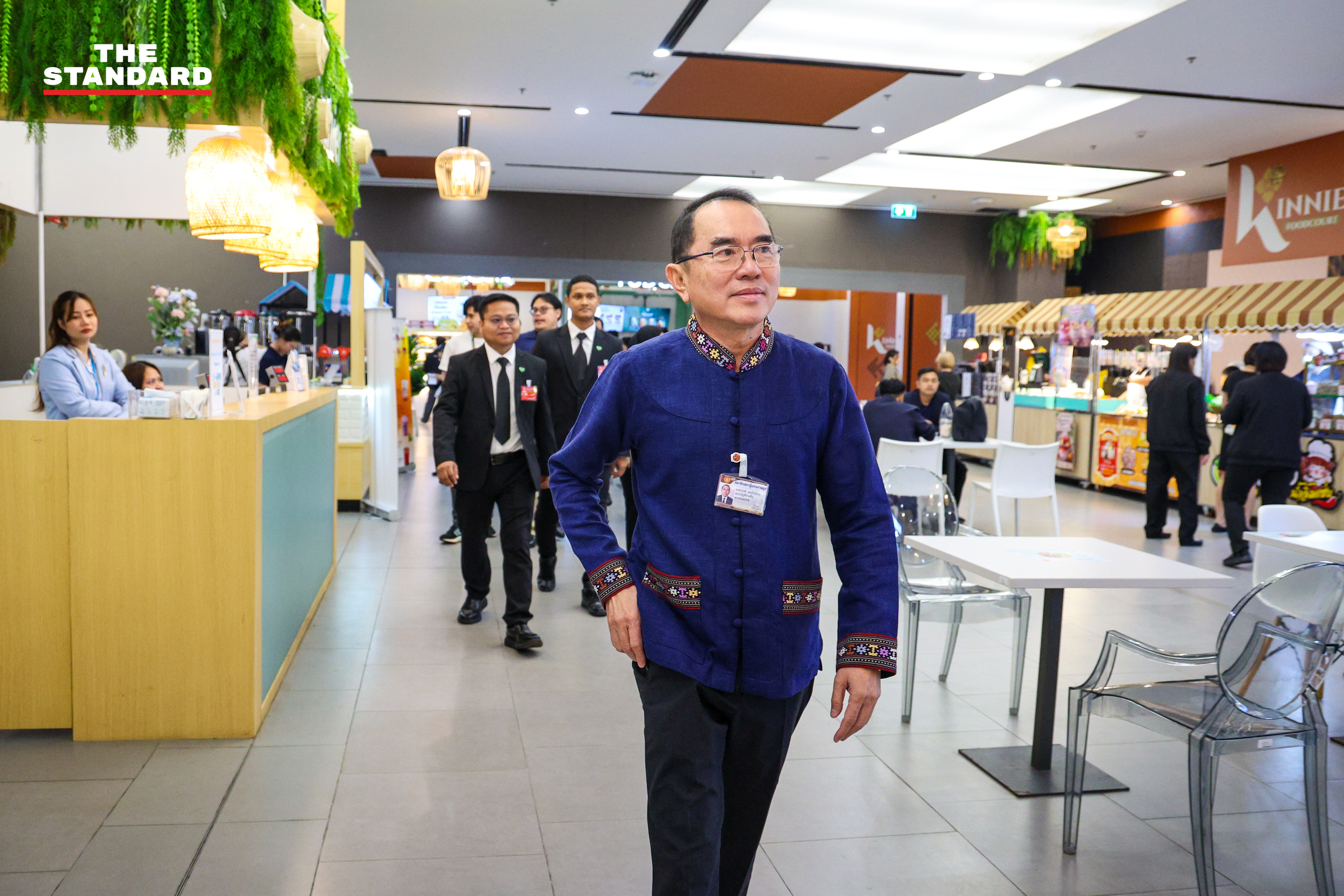 นพ. วรงค์ เดชกิจวิกรม หัวหน้าพรรคไทยภักดี ซื้อข้าวกะเพราหมูสับไข่ดาวที่โรงอาหารรัฐสภา 10