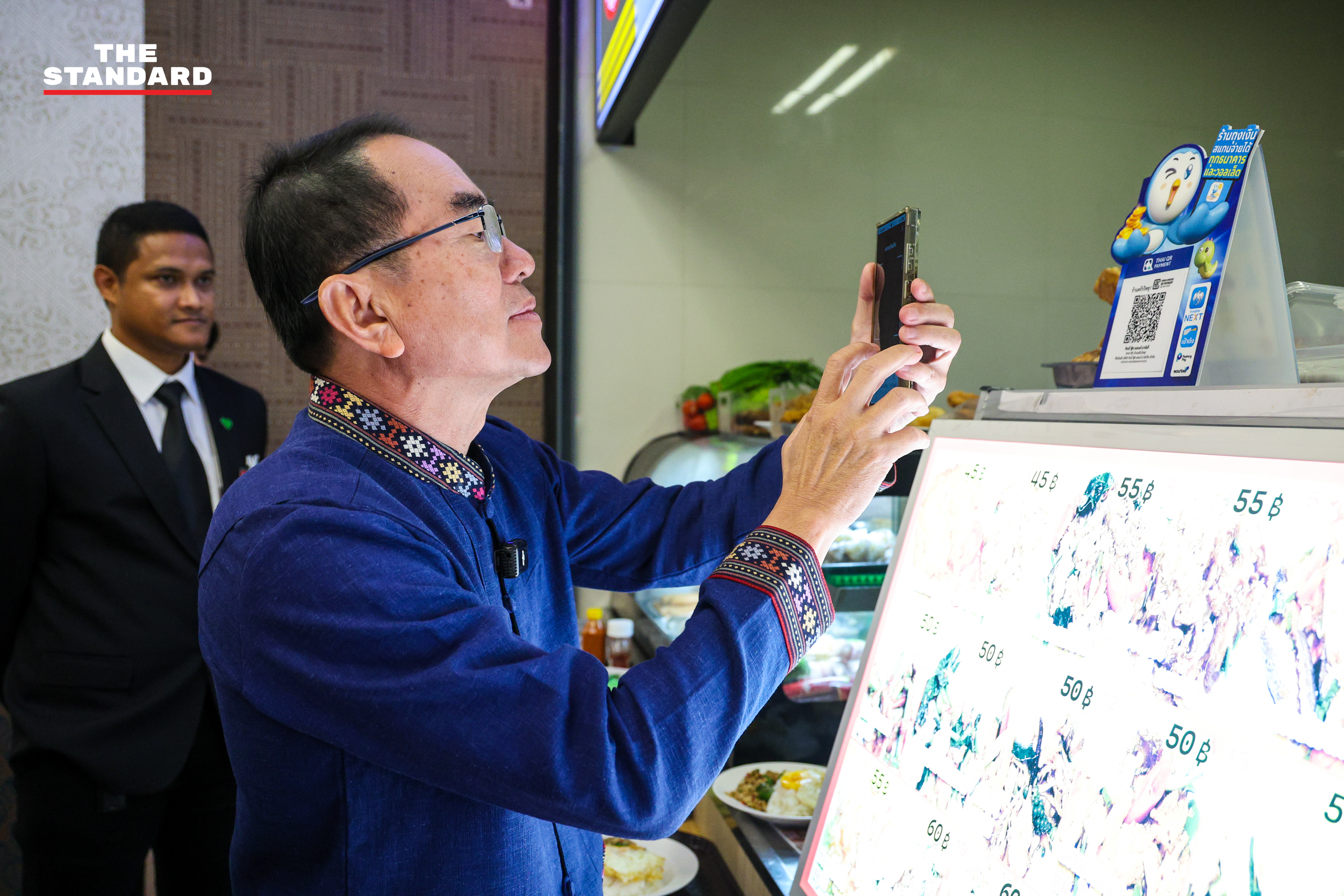 นพ. วรงค์ เดชกิจวิกรม หัวหน้าพรรคไทยภักดี ซื้อข้าวกะเพราหมูสับไข่ดาวที่โรงอาหารรัฐสภา 3