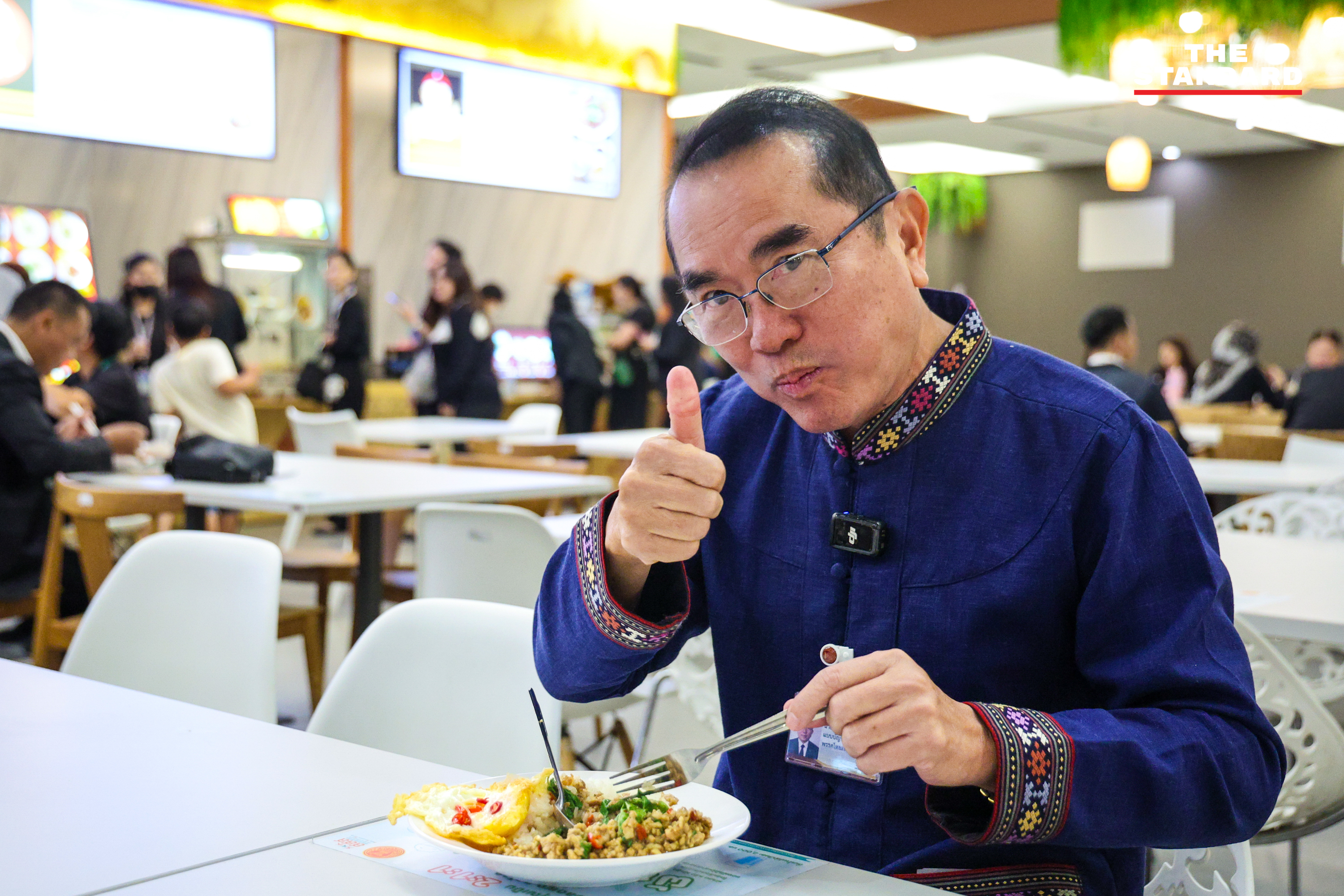 นพ. วรงค์ เดชกิจวิกรม หัวหน้าพรรคไทยภักดี ซื้อข้าวกะเพราหมูสับไข่ดาวที่โรงอาหารรัฐสภา 4