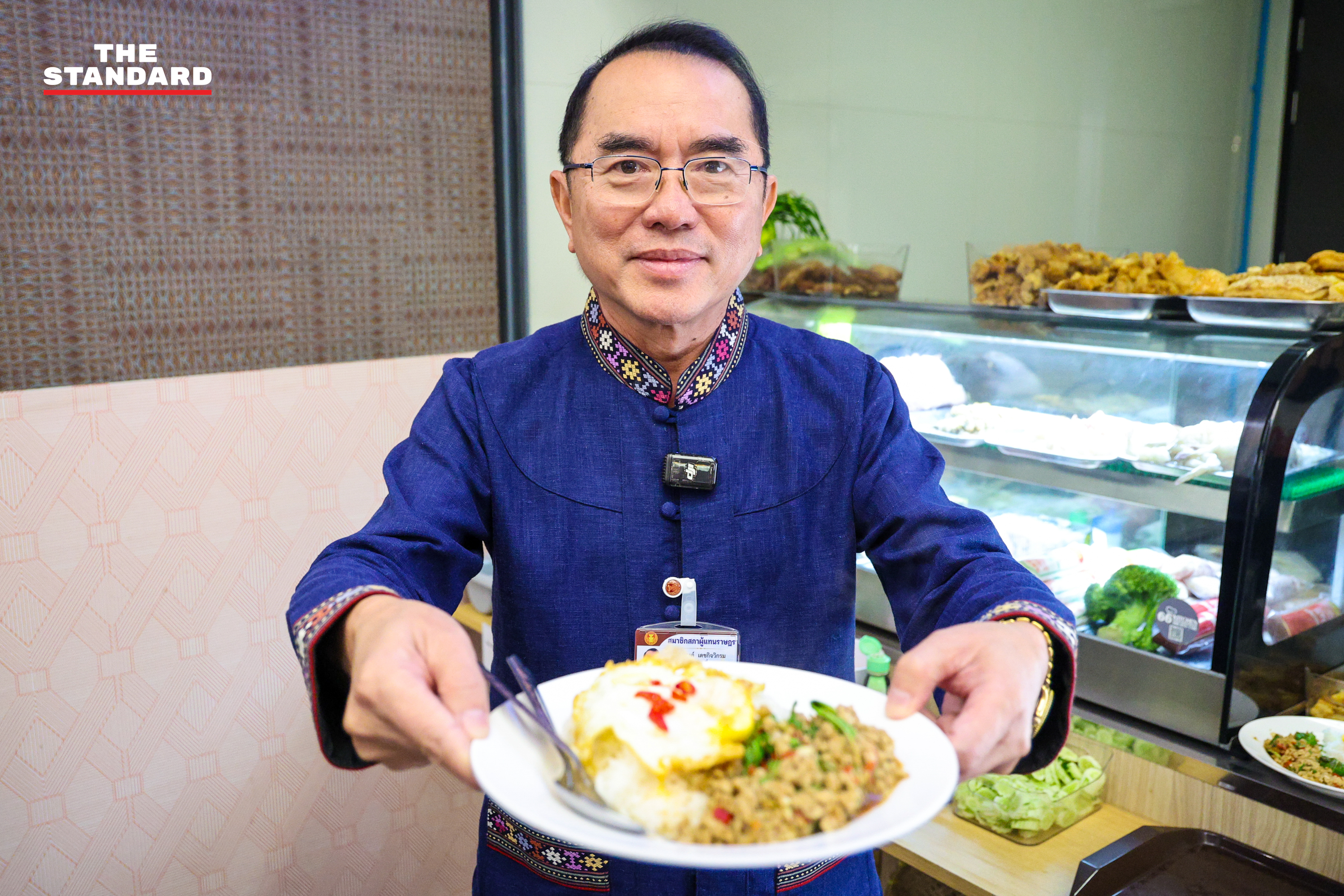 นพ. วรงค์ เดชกิจวิกรม หัวหน้าพรรคไทยภักดี ซื้อข้าวกะเพราหมูสับไข่ดาวที่โรงอาหารรัฐสภา 5