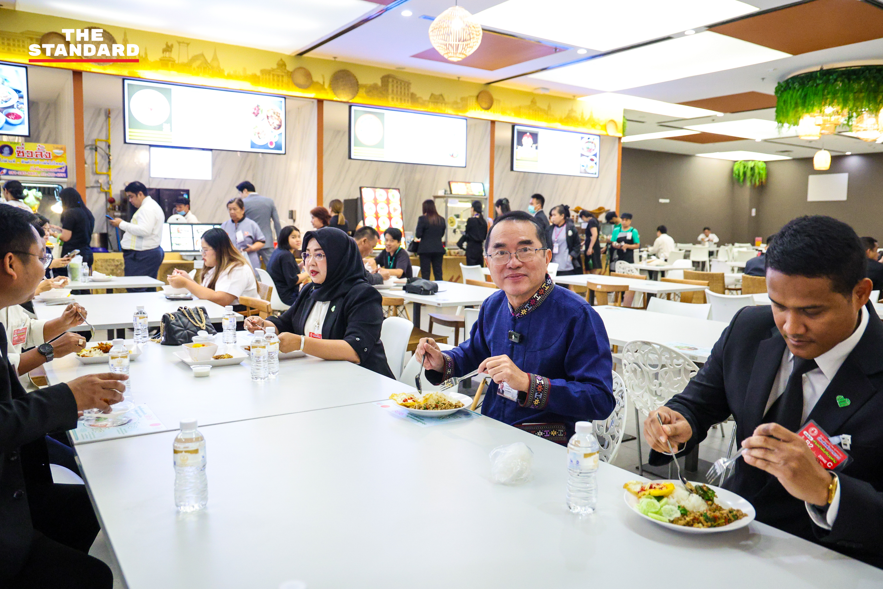 นพ. วรงค์ เดชกิจวิกรม หัวหน้าพรรคไทยภักดี ซื้อข้าวกะเพราหมูสับไข่ดาวที่โรงอาหารรัฐสภา 7