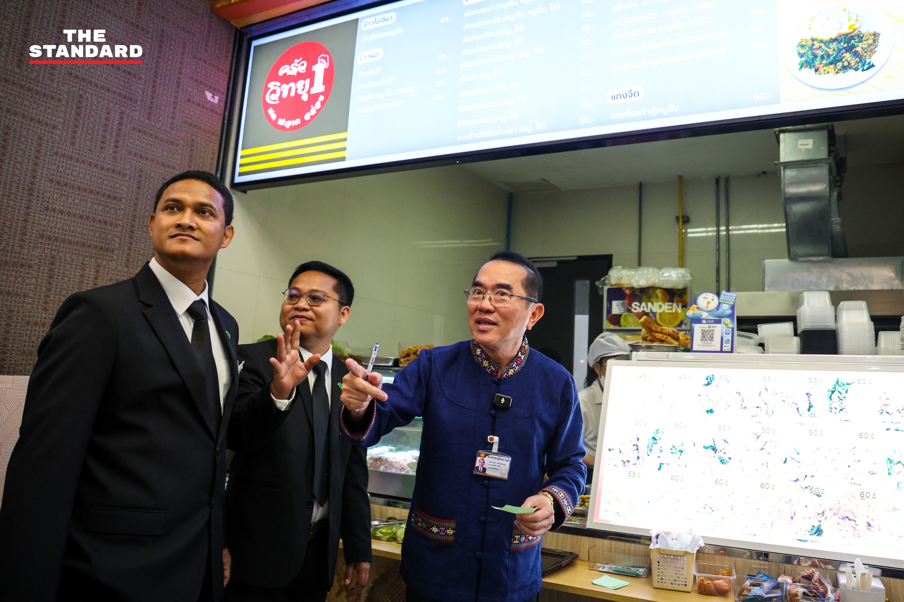 นพ. วรงค์ เดชกิจวิกรม หัวหน้าพรรคไทยภักดี ซื้อข้าวกะเพราหมูสับไข่ดาวที่โรงอาหารรัฐสภา 8