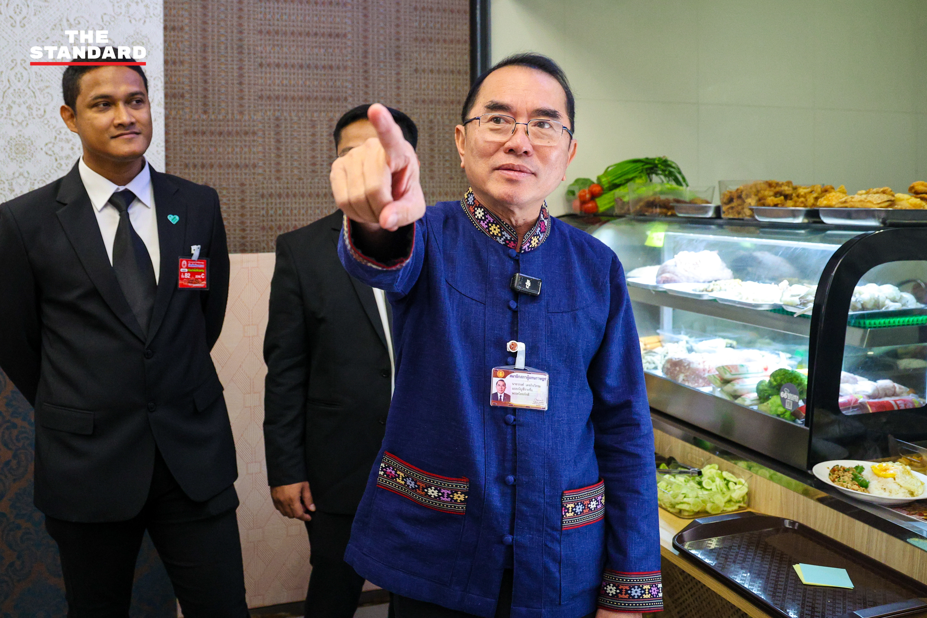 นพ. วรงค์ เดชกิจวิกรม หัวหน้าพรรคไทยภักดี ซื้อข้าวกะเพราหมูสับไข่ดาวที่โรงอาหารรัฐสภา 9