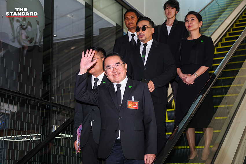 นพ. วรงค์ เดชกิจวิกรม หัวหน้าพรรคไทยภักดี เข้ารายงานตัวต่อสภาฯ ในฐานะ สส. หนึ่งเดียวของพรรค 2