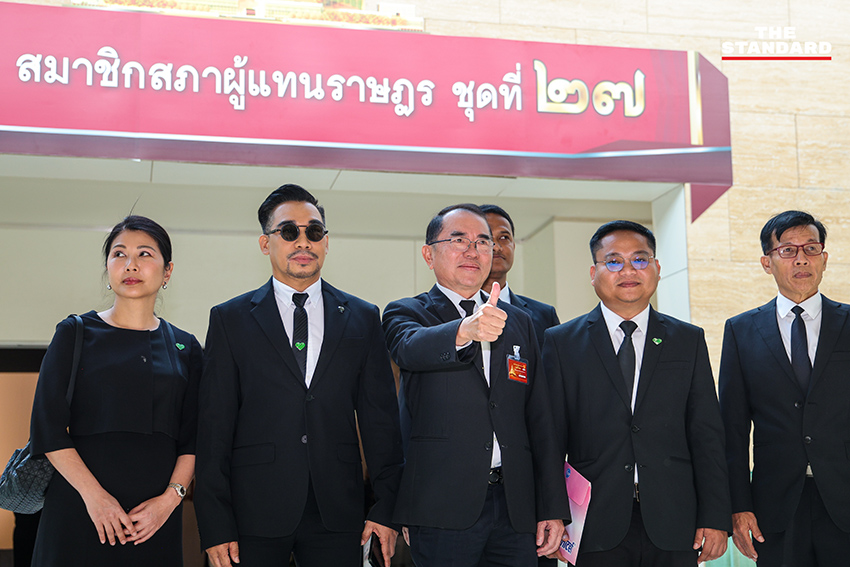 นพ. วรงค์ เดชกิจวิกรม หัวหน้าพรรคไทยภักดี เข้ารายงานตัวต่อสภาฯ ในฐานะ สส. หนึ่งเดียวของพรรค 8