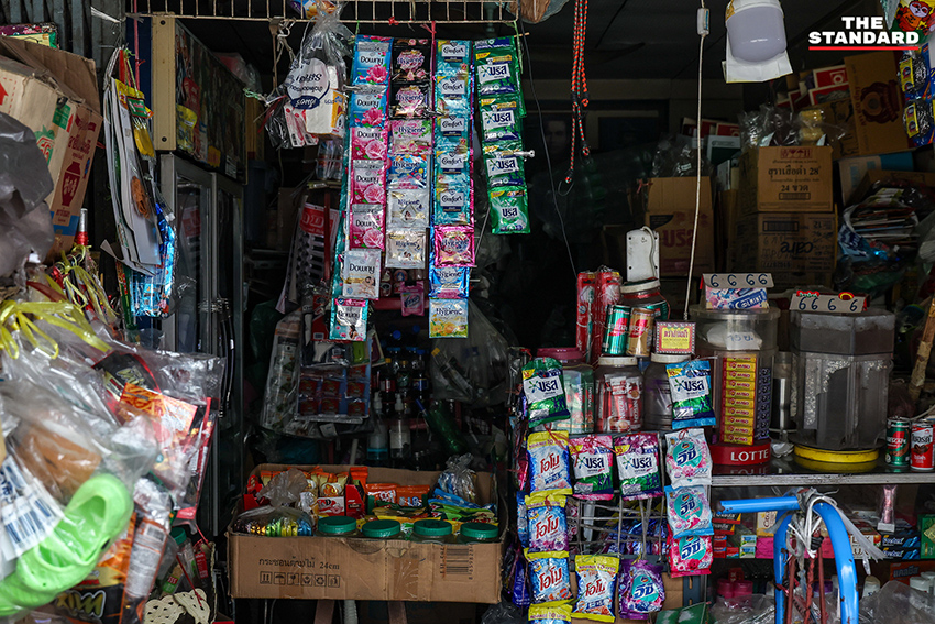 ภาพบรรยากาศตลาดวงเวียนใหญ่ที่เงียบเหงา ผู้คนจับจ่ายน้อยลง สะท้อนความกังวลจากราคาสินค้าที่เตรียมปรับขึ้น 10