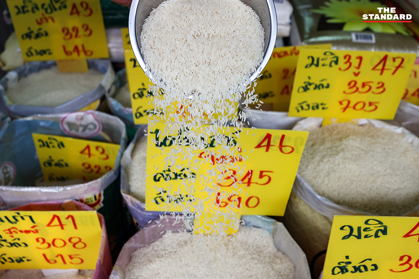 ภาพบรรยากาศตลาดวงเวียนใหญ่ที่เงียบเหงา ผู้คนจับจ่ายน้อยลง สะท้อนความกังวลจากราคาสินค้าที่เตรียมปรับขึ้น 4