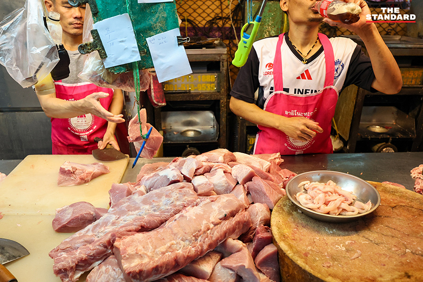 ภาพบรรยากาศตลาดวงเวียนใหญ่ที่เงียบเหงา ผู้คนจับจ่ายน้อยลง สะท้อนความกังวลจากราคาสินค้าที่เตรียมปรับขึ้น 5