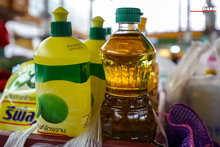 ภาพบรรยากาศตลาดวงเวียนใหญ่ที่เงียบเหงา ผู้คนจับจ่ายน้อยลง สะท้อนความกังวลจากราคาสินค้าที่เตรียมปรับขึ้น 9