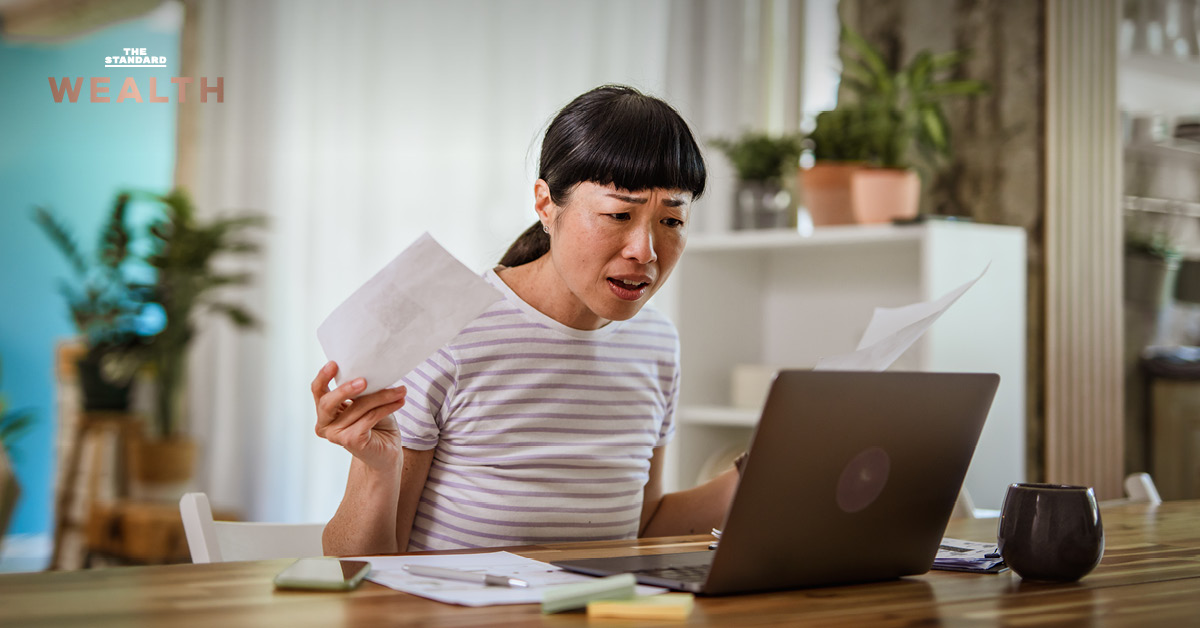 ผู้หญิงกำลังคำนวณค่าใช้จ่าย WFH พร้อมหาทางประหยัดเงิน