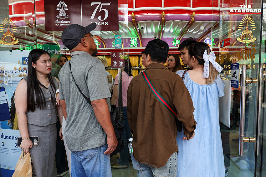 ประชาชนจำนวนมากกำลังเข้าคิวซื้อ-ขายทองคำในร้านทองย่านเยาวราช ท่ามกลางบรรยากาศคึกคัก 2