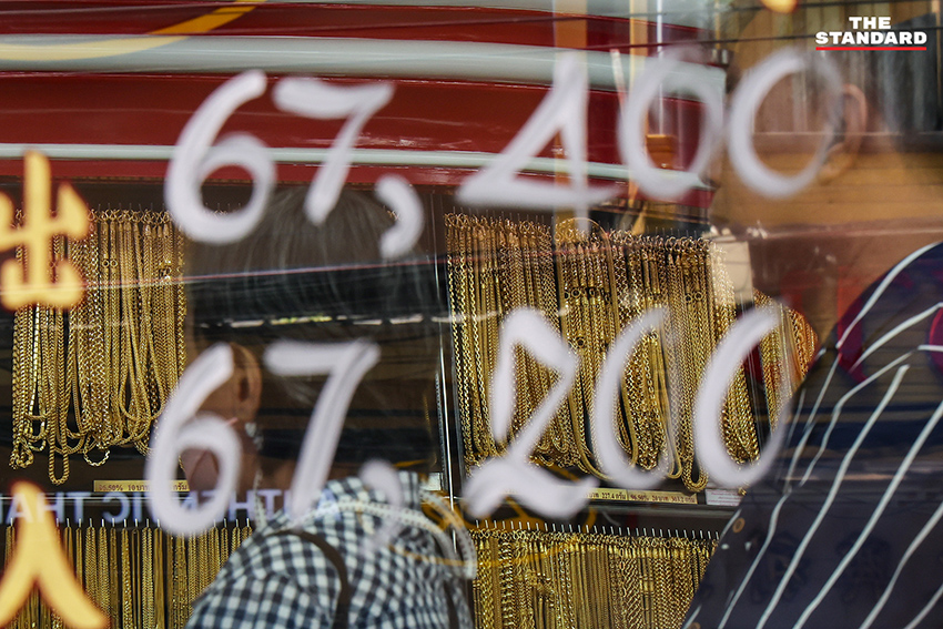 ประชาชนจำนวนมากกำลังเข้าคิวซื้อ-ขายทองคำในร้านทองย่านเยาวราช ท่ามกลางบรรยากาศคึกคัก 4