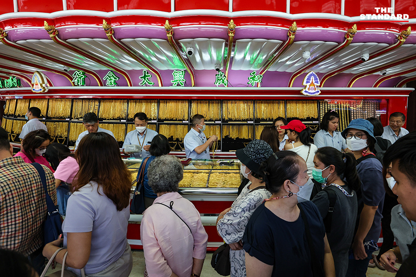 ประชาชนจำนวนมากกำลังเข้าคิวซื้อ-ขายทองคำในร้านทองย่านเยาวราช ท่ามกลางบรรยากาศคึกคัก 6