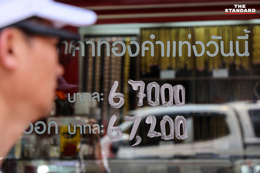 ประชาชนจำนวนมากกำลังเข้าคิวซื้อ-ขายทองคำในร้านทองย่านเยาวราช ท่ามกลางบรรยากาศคึกคัก 7