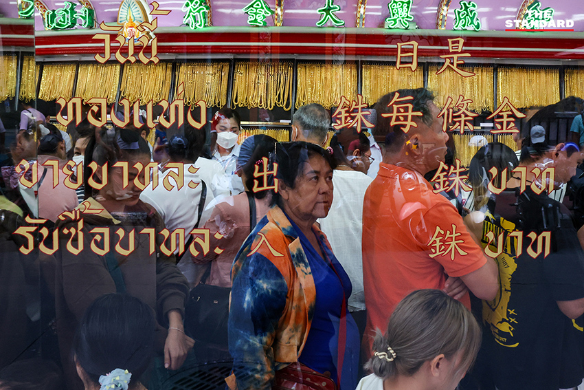 ประชาชนจำนวนมากกำลังเข้าคิวซื้อ-ขายทองคำในร้านทองย่านเยาวราช ท่ามกลางบรรยากาศคึกคัก 8