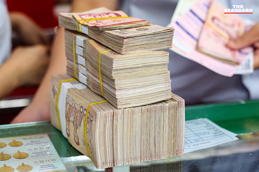 ประชาชนต่อคิวซื้อขายทองคำในบรรยากาศคึกคักที่ร้านทองย่าน เยาวราช หลังราคาทองคำในประเทศพุ่งสูงขึ้น 2,750 บาท ทะลุ 8 หมื่นบาท 10