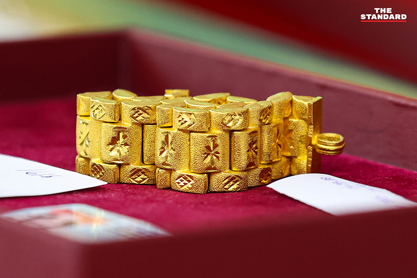 ประชาชนต่อคิวซื้อขายทองคำในบรรยากาศคึกคักที่ร้านทองย่าน เยาวราช หลังราคาทองคำในประเทศพุ่งสูงขึ้น 2,750 บาท ทะลุ 8 หมื่นบาท 11