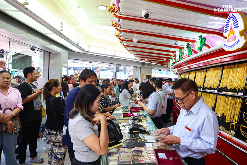 ประชาชนต่อคิวซื้อขายทองคำในบรรยากาศคึกคักที่ร้านทองย่าน เยาวราช หลังราคาทองคำในประเทศพุ่งสูงขึ้น 2,750 บาท ทะลุ 8 หมื่นบาท 12
