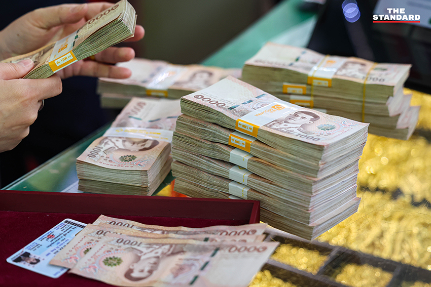 ประชาชนต่อคิวซื้อขายทองคำในบรรยากาศคึกคักที่ร้านทองย่าน เยาวราช หลังราคาทองคำในประเทศพุ่งสูงขึ้น 2,750 บาท ทะลุ 8 หมื่นบาท 3