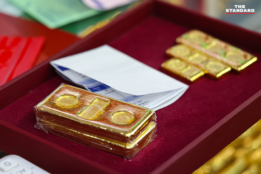 ประชาชนต่อคิวซื้อขายทองคำในบรรยากาศคึกคักที่ร้านทองย่าน เยาวราช หลังราคาทองคำในประเทศพุ่งสูงขึ้น 2,750 บาท ทะลุ 8 หมื่นบาท 4