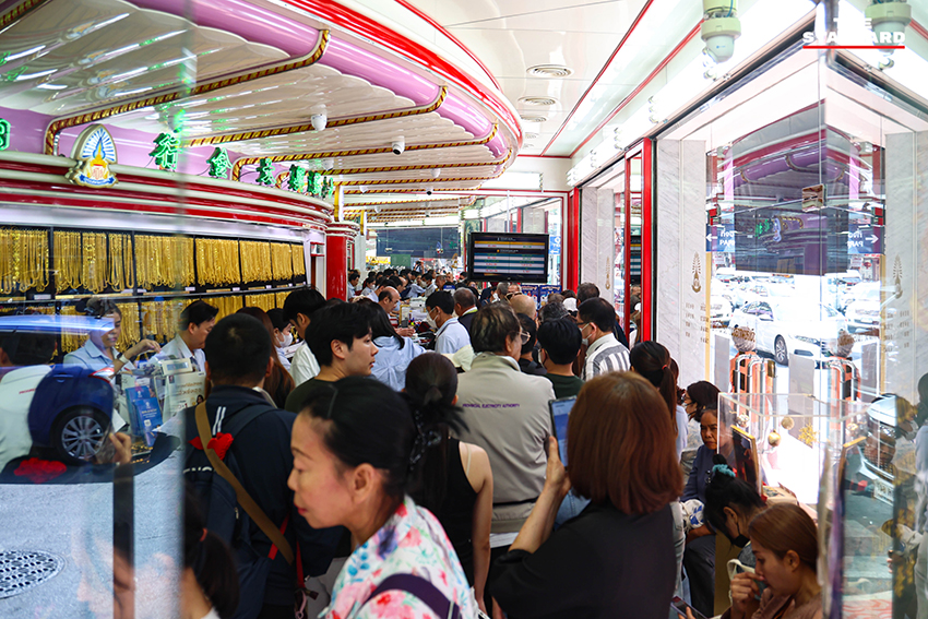 ประชาชนต่อคิวซื้อขายทองคำในบรรยากาศคึกคักที่ร้านทองย่าน เยาวราช หลังราคาทองคำในประเทศพุ่งสูงขึ้น 2,750 บาท ทะลุ 8 หมื่นบาท 5