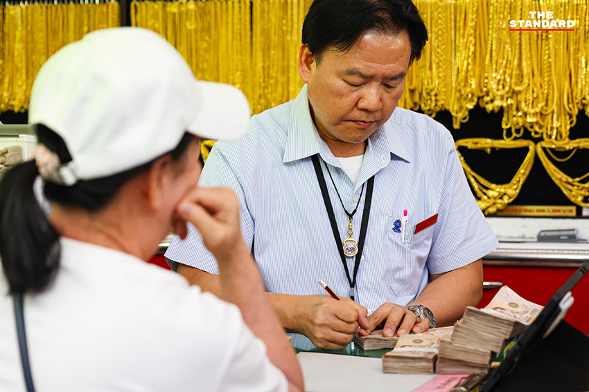 ประชาชนต่อคิวซื้อขายทองคำในบรรยากาศคึกคักที่ร้านทองย่าน เยาวราช หลังราคาทองคำในประเทศพุ่งสูงขึ้น 2,750 บาท ทะลุ 8 หมื่นบาท 6