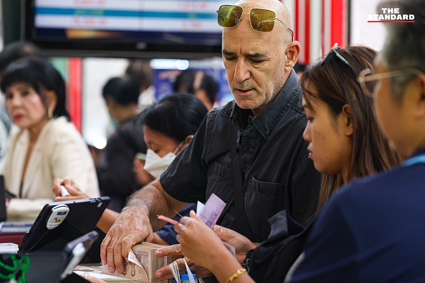 ประชาชนต่อคิวซื้อขายทองคำในบรรยากาศคึกคักที่ร้านทองย่าน เยาวราช หลังราคาทองคำในประเทศพุ่งสูงขึ้น 2,750 บาท ทะลุ 8 หมื่นบาท 8