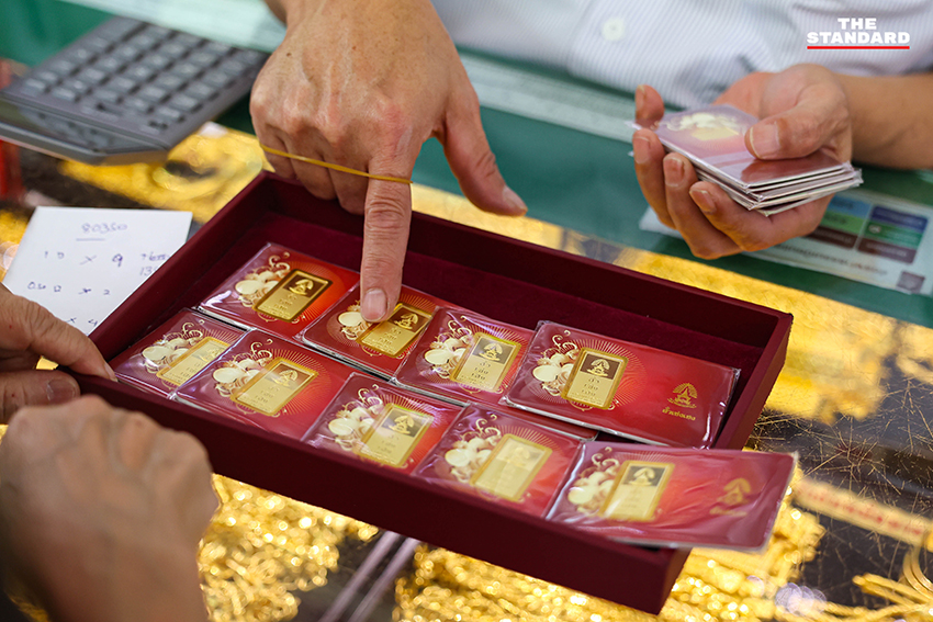 ประชาชนต่อคิวซื้อขายทองคำในบรรยากาศคึกคักที่ร้านทองย่าน เยาวราช หลังราคาทองคำในประเทศพุ่งสูงขึ้น 2,750 บาท ทะลุ 8 หมื่นบาท 9