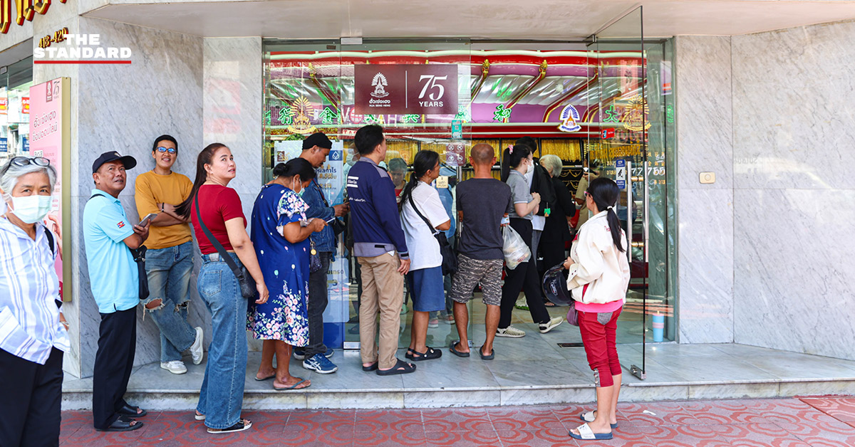 ประชาชนต่อคิวซื้อขายทองคำในบรรยากาศคึกคักที่ร้านทองย่าน เยาวราช หลังราคาทองคำในประเทศพุ่งสูงขึ้น 2,750 บาท ทะลุ 8 หมื่นบาท
