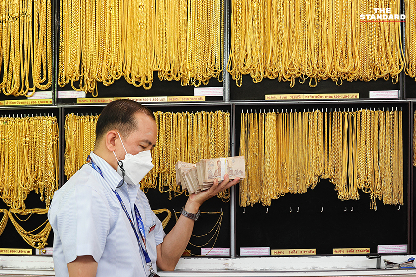 บรรยากาศร้านทองย่านเยาวราชที่ซบเซา ผู้คนบางตา แม้ราคาทองโลกผันผวนจากเหตุสู้รบตะวันออกกลาง 3