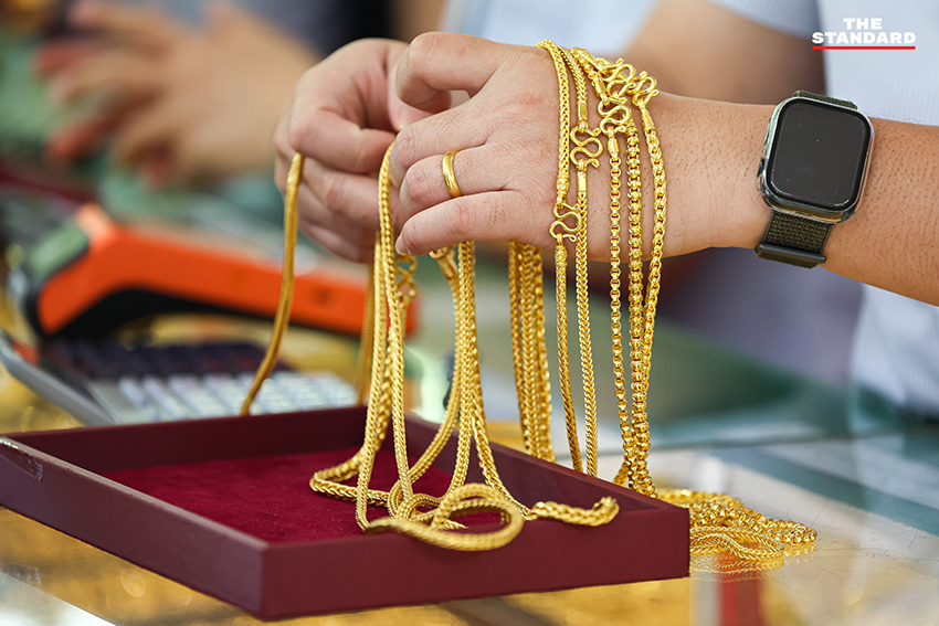 บรรยากาศร้านทองย่านเยาวราชที่ซบเซา ผู้คนบางตา แม้ราคาทองโลกผันผวนจากเหตุสู้รบตะวันออกกลาง 4