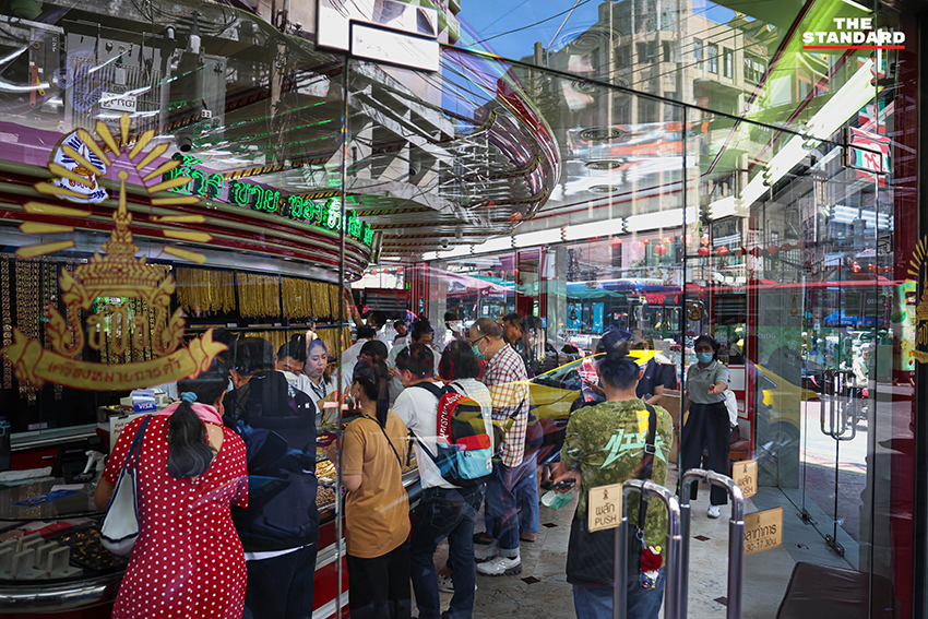 บรรยากาศร้านทองย่านเยาวราชที่ซบเซา ผู้คนบางตา แม้ราคาทองโลกผันผวนจากเหตุสู้รบตะวันออกกลาง 5