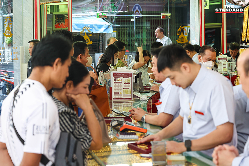 บรรยากาศร้านทองย่านเยาวราชที่ซบเซา ผู้คนบางตา แม้ราคาทองโลกผันผวนจากเหตุสู้รบตะวันออกกลาง 7