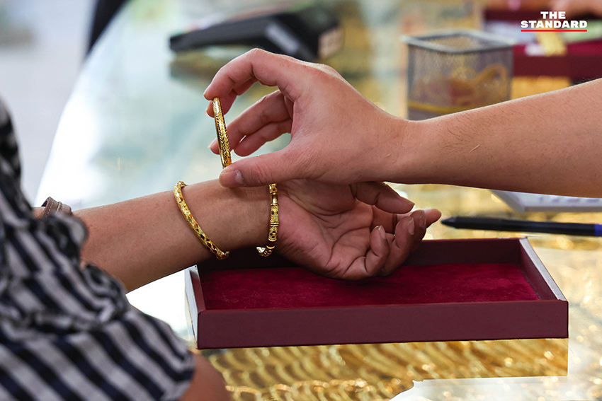 บรรยากาศร้านทองย่านเยาวราชที่ซบเซา ผู้คนบางตา แม้ราคาทองโลกผันผวนจากเหตุสู้รบตะวันออกกลาง 8