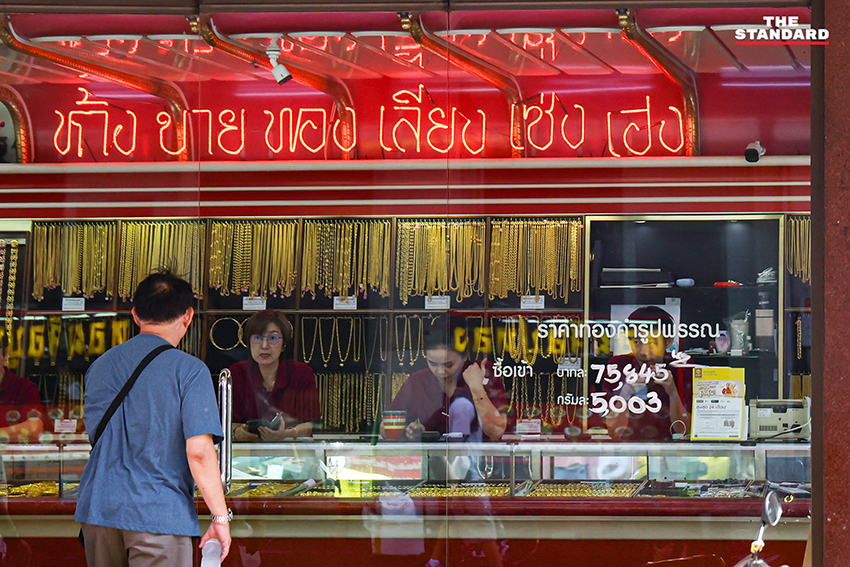 บรรยากาศร้านทองย่านเยาวราชที่ซบเซา ผู้คนบางตา แม้ราคาทองโลกผันผวนจากเหตุสู้รบตะวันออกกลาง 9