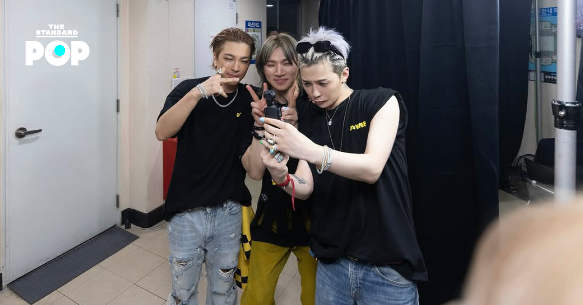 ภาพวงบิ๊กแบงกำลังแสดงคอนเสิร์ตพร้อมโลโก้ YG Entertainment