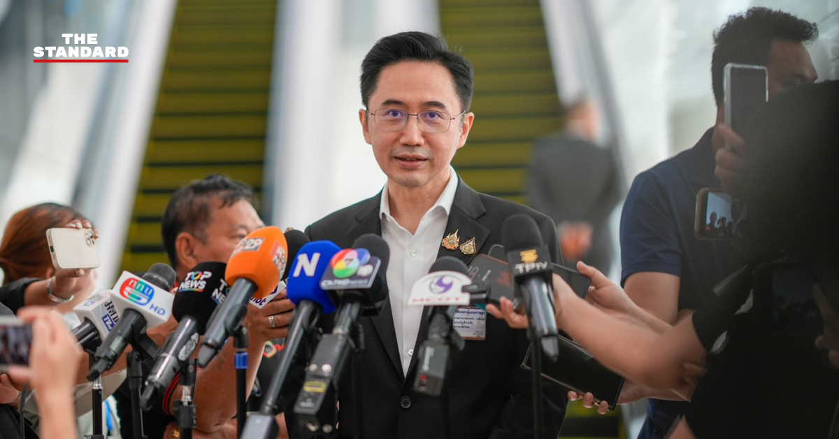 ศ.ดร.ยศชนัน วงศ์สวัสดิ์ รองนายกฯ-รมว.อว. ยืนยิ้มขณะแถลงข่าว